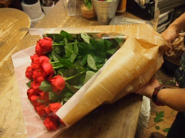 赤バラでお誕生日のプレゼント❤｜「フローリスト飾り屋」　（鹿児島県鹿児島市の花キューピット加盟店 花屋）のブログ