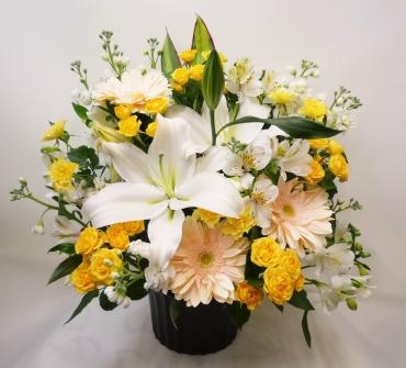 お誕生日アレンジメント、御注文ありがとうございました。｜「銀座ニューフラワー」　（東京都中央区の花キューピット加盟店 花屋）のブログ