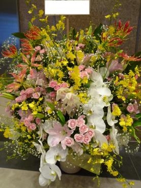 お誕生日アレンジメント、御注文ありがとうございました。｜「銀座ニューフラワー」　（東京都中央区の花キューピット加盟店 花屋）のブログ