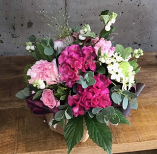 ピンクのアレンジメント｜「花かざり」　（大阪府大阪市城東区の花キューピット加盟店 花屋）のブログ
