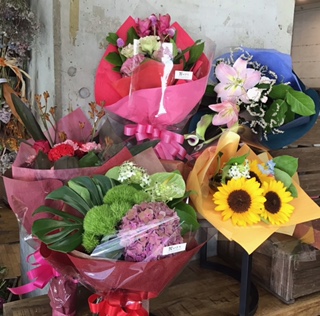 華やかな花束｜「花かざり」　（大阪府大阪市城東区の花キューピット加盟店 花屋）のブログ