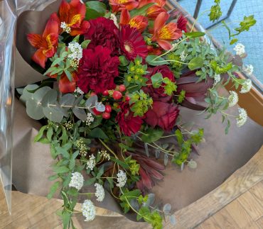 赤系の花束｜「花かざり」　（大阪府大阪市城東区の花キューピット加盟店 花屋）のブログ